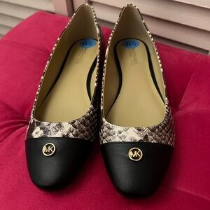 💖NWOT MICHAEL KORS FLATS💖